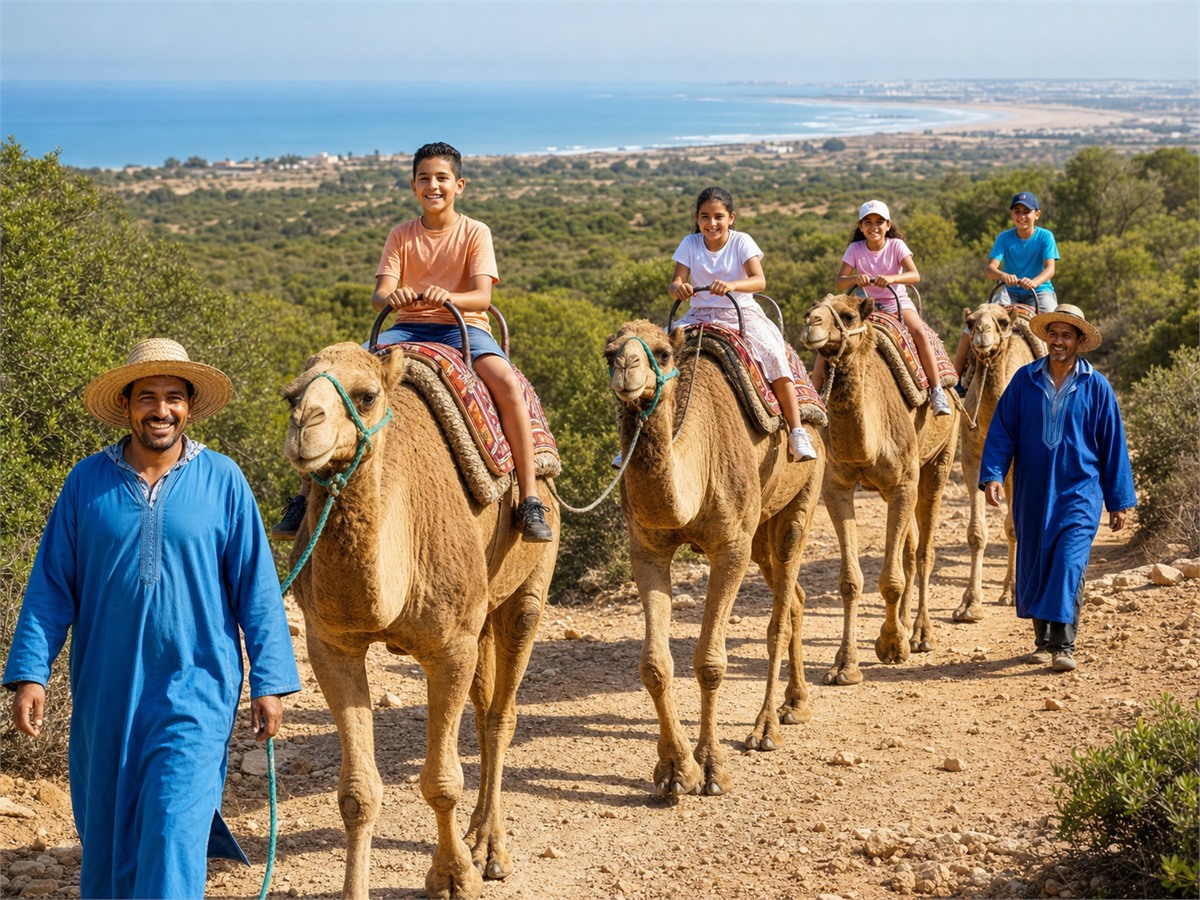 Enfants en balade à dos de chameau près d'Agadir