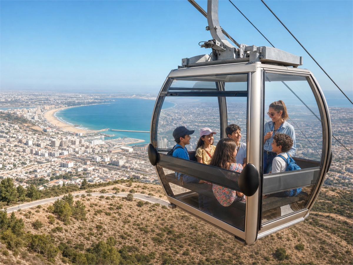 Cabine du téléphérique d'Agadir avec des enfants